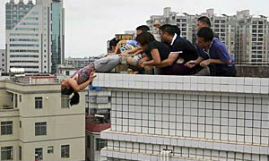 ภาพแห่งปี 2012 สื่อนอก รั้งหญิงจีนโดดตึกฆ่าตัวตาย